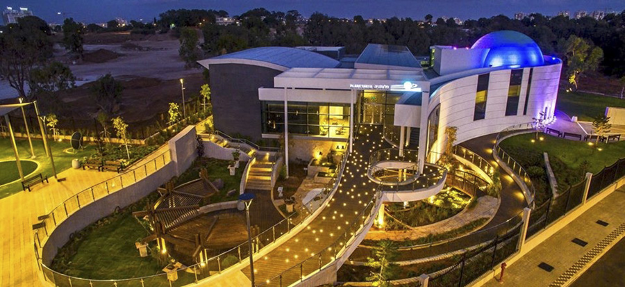 Una escapada a Netanya, la ciudad de Israel que florece de color carmesí